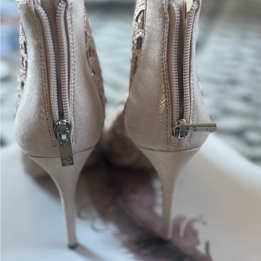 Jessica Simpson stiletto booties. Size 8 - Picture 6 of 7